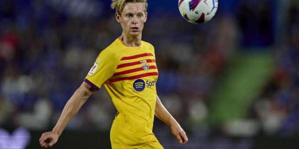 Barcelona want to extend De Jong's contract but face challenges