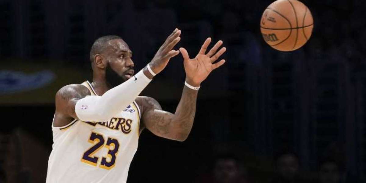 Lakers' Christmas Joy Spoiled by Questionable Call and LeBron's Injury Scare